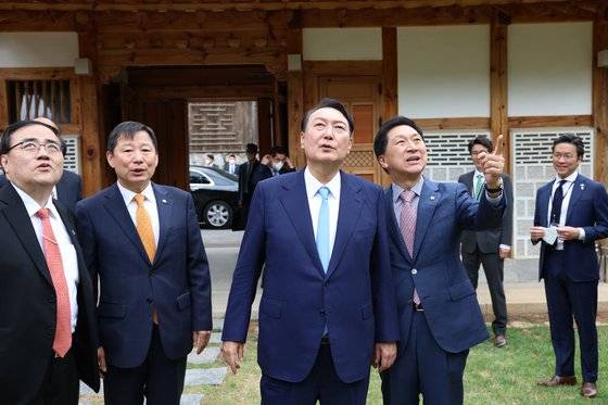 윤석열 대통령이 지난 6월 14일 서울 삼청동에서 유럽연합(EU) 특사단의 결과보고를 받기 위해 EU 특사단장인 김기현 국민의힘 의원을 비롯한 특사단을 만나 이동하며 대화를 나누고 있다. 뉴스1