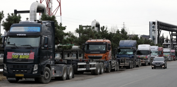 울산 남구 석유화학단지 한 도로 주변에 화물차들이 줄지어 멈춰 서 있다. 사진=뉴스1