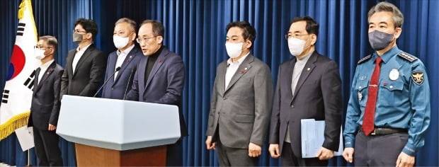 < “불법파업 강경대응” > 추경호 부총리 겸 기획재정부 장관(가운데)이 4일 서울 용산 대통령실에서 ‘화물연대 집단운송거부 대응 관련 장관회의’를 마친 뒤 회의 내용을 설명하고 있다. 왼쪽부터 이정식 고용노동부 장관, 한동훈 법무부 장관, 이상민 행정안전부 장관, 추 부총리, 원희룡 국토교통부 장관, 이창양 산업통상자원부 장관, 윤희근 경찰청장.  김범준  기자