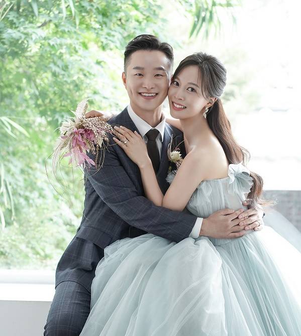 온라인에서 만나 최근 결혼까지 한 온라인 사역자 케빈 리 목사와 이사론 자매. 케빈 리, 이사론 제공