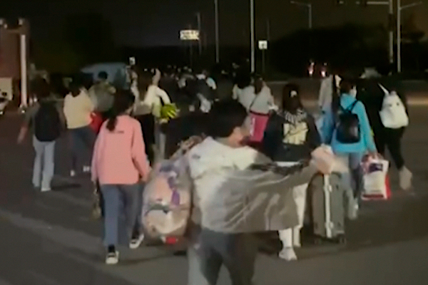 지난 10월 29일(현지시간) 중국 허난성 정저우에 있는 폭스콘 공장 노동자들이 짐을 들고 공장을 떠나고 있다.