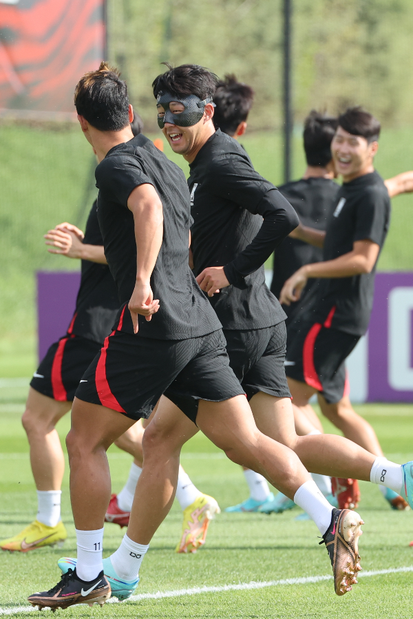 2022 카타르 월드컵 조별리그 3차전 포르투갈과의 경기를 앞둔 축구대표팀의 손흥민과 황희찬이 1일 오전(현지시간) 카타르 도하 알에글라 훈련장에서 밝은 표정으로 훈련하고 있다.[사진제공=연합뉴스]