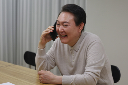 윤석열 대통령, 벤투 감독 및 손흥민 선수와 통화 : 윤석열 대통령이 3일 서울 용산구 한남동 관저에서 월드컵 16강전에 진출한 우리나라 축구 국가대표팀 파울루 벤투 감독, 손흥민 선수와 전화 통화를 하고 있다. 대통령실 제공