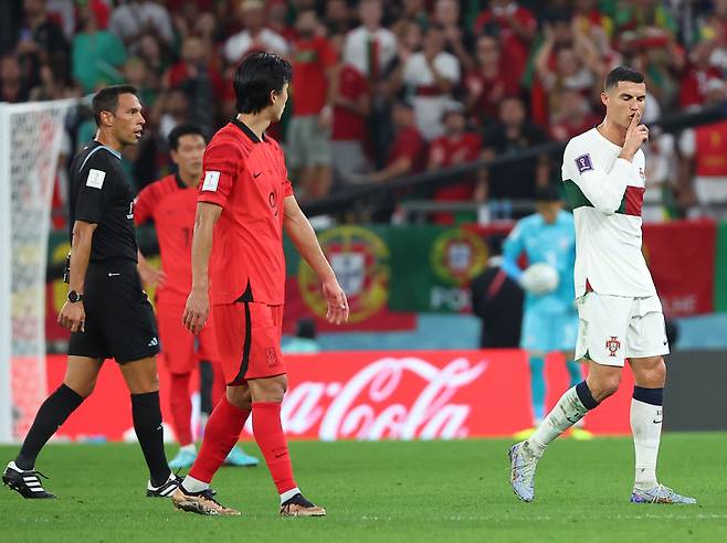 3일 오전(한국시간) 카타르 알라이얀의 에듀케이션 시티 스타디움에서 열린 2022 카타르 월드컵 조별리그 H조 3차전 대한민국과 포르투갈 경기. 교체아웃되던 포르투갈 크리스티아누 호날두가 대표팀 조규성과 언쟁을 벌이고 있다. [연합]