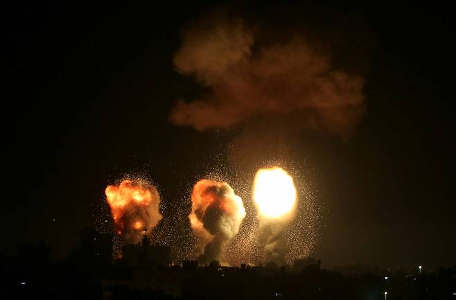 4일 이스라엘군이 팔레스타인 가자지구 발 로켓 공격에 대응해 가자지구에 대한 보복 공습을 해 연기와 불꽃이 품어나오고 있다.[로이터]