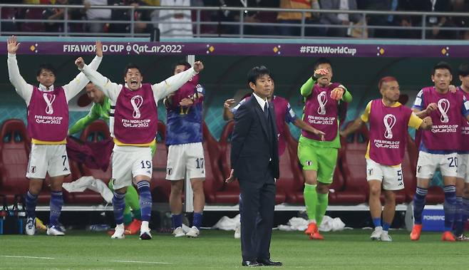 지난 2일 오전(한국시간) 카타르 알라이얀의 칼리파 인터내셔널 스타디움에서 열린 2022 카타르 월드컵 조별리그 E조 3차전 일본과 스페인 경기. 2-1 승리를 거둔 일본 선수들이 경기 종료가 가까워오자 환호하고 있다. 가운데는 일본의 모리야스 하지메 감독. [연합]