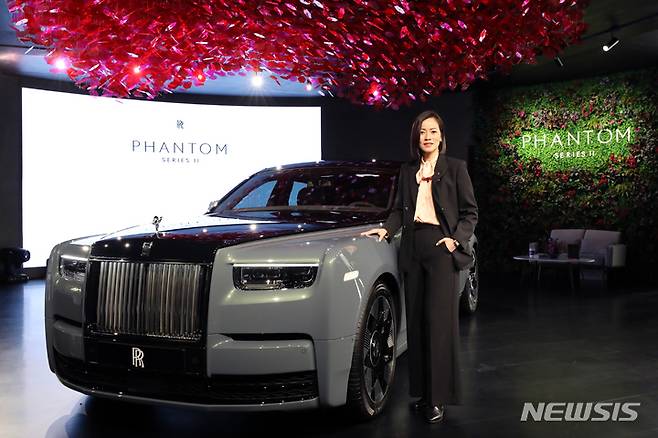 [서울=뉴시스] 김금보 기자 = 아이린 니케인 롤스로이스 신임 아시아 태평양 지역 총괄이 25일 오전 서울 종로구 세종문화회관 야외 광장에서 열린 '롤스로이스 팬텀 시리즈 Ⅱ' 출시 행사에서 포즈를 취하고 있다. 2022.11.25. kgb@newsis.com