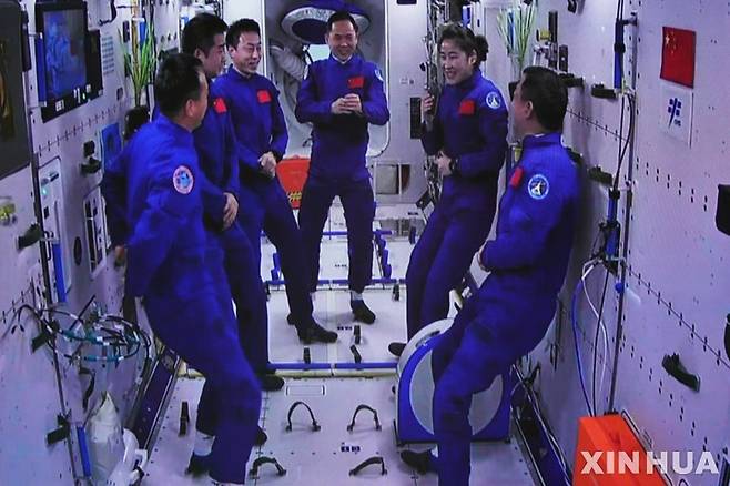 [주취안=신화/뉴시스] 중국 주취안 위성발사센터가 제공한 사진에 30일 우주정거장 톈허 모듈의 에어락 선실에서 선저우-14 승무원과 선저우-15 승무원들이 얘기를 나누고 있다. 29일 밤 발사된 선저우 15호에 탑승한 3명의 우주인은 앞으로 6개월간 궤도에 머물며 임무를 수행한 뒤 내년 5월 지구로 귀환한다. 2022.11.30