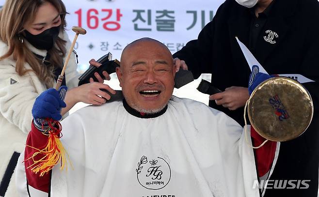 [서울=뉴시스] 추상철 기자 = 방송인 김흥국이 4일 오후 서울 마포구 서울월드컵경기장 앞에서 한국의 카타르 월드컵 16강 진출시 삭발 공약을 지키기 위해 삭발을 하고 있다. 2022.12.04. scchoo@newsis.com