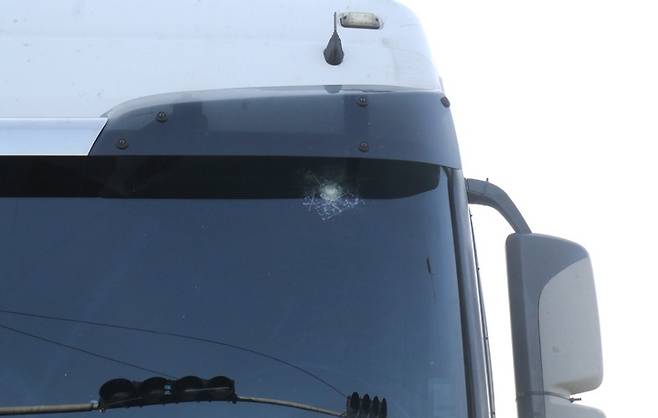 [부산=뉴시스] 쇠구슬에 의해 파손된 것으로 추정되는 대형 화물차 유리창 (사진=부산경찰청 제공) *재판매 및 DB 금지