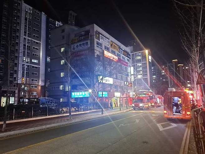 4일 오후 5시 27분께 충남 천안시 동남구 청당동 상가 지하 1층 탁구장에서 불이 나 소방당국이 진화에 나섰다. (사진= 독자 제공) 2022.12.04. photo@newsis.com  *재판매 및 DB 금지