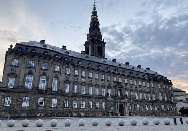 크리스티안스보르 궁전 앞 광장. 성은 덴마크 의회 의사당, 덴마크의 총리 관저, 덴마크 대법원 청사로 사용되고 있어 덴마크 입법권, 행정권, 사법권을 상징하는 건축물이다.