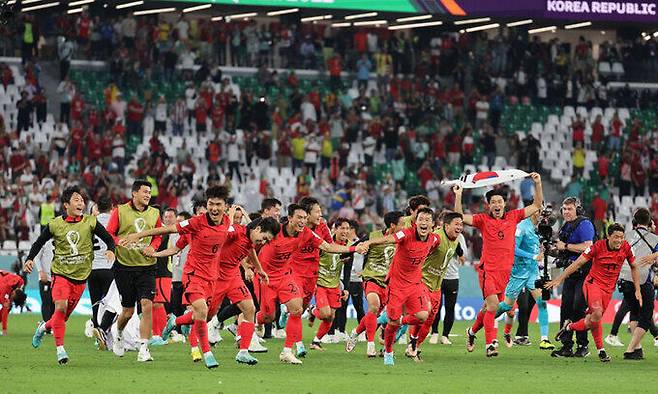 지난 2일 오후(현지시간) 카타르 알라이얀 에듀케이션 시티 스타디움에서 열린 2022 카타르 월드컵 조별리그 H조 3차전 대한민국과 포르투갈의 경기에서 2대 1로 승리하며 16강 진출을 확정지은 대한민국 선수들이 응원단을 향해 달려가고 있다. 뉴스1