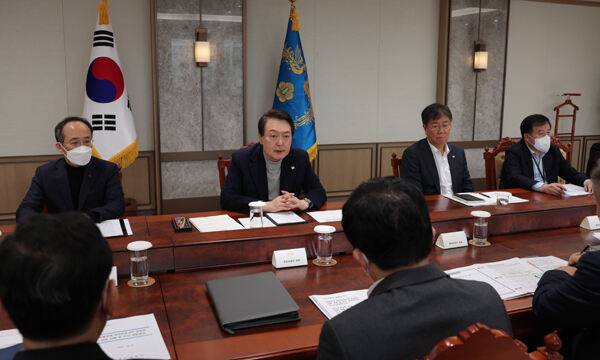윤석열 대통령이 4일 오후 서울 용산 대통령실 청사에서 화물연대 집단운송거부 대응과 관련한 관계장관회의를 주재하고 있다. 대통령실 제공