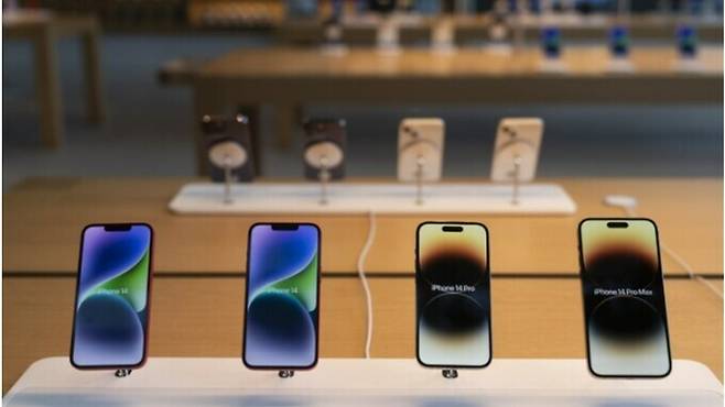 미국 로스앤젤레스의 더 그로브에 있는 애플스토어에 전시된 ‘아이폰14’ 시리즈. 로스앤젤레스=AP뉴시스
