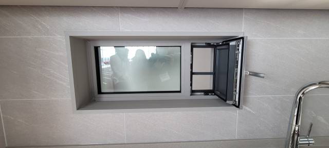 올림픽파크 포레온 84㎡E 주택형의 주방 창문 모형. 오른쪽으로 열리는 개폐식 창문을 통해 반대편을 보면 맞은 편 세대 창문이 보인다. 이덕연 기자