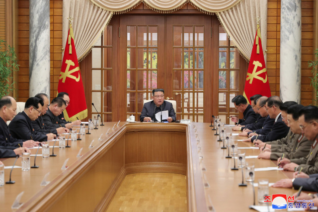 북한이 이달 하순 노동당 중앙위원회 전원회의를 개최한다. 조선중앙통신은 1일 "조선노동당 중앙위원회 제8기 제11차 정치국회의가 11월 30일 당 중앙위원회 본부청사에서 진행되였다"고 보도했다./연합뉴스