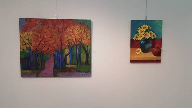 양천구의 어느 유화반 동아리의 정기 전시회 장면