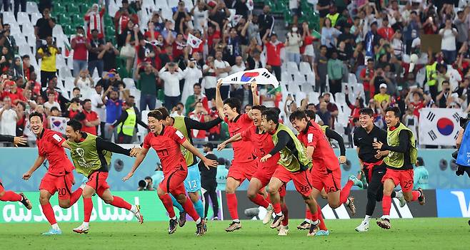 ▲ 축구대표팀이 포르투갈에 2-1 승리를 거두며 16강에 오른 뒤 기쁨을 다양하게 표현하고 있다. ⓒ연합뉴스