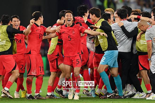 ▲ 2022 카타르 월드컵 16강 진출을 확정한 뒤 환호하는 한국 축구대표팀