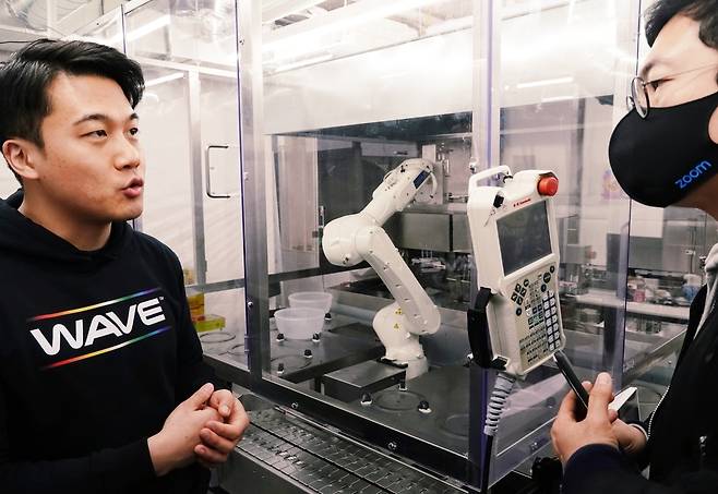 '아웃나우' 매장 주방의 튀김 로봇 설명하는 김범진 대표 [웨이브 제공. 재판매 및 DB 금지]