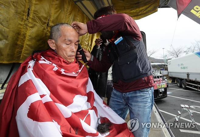 화물연대 위원장 삭발 (의왕=연합뉴스) 홍기원 기자 = 화물연대 파업 엿새째인 29일 오후 경기도 의왕시 내륙컨테이너기지(ICD) 인근 화물연대 서울경기지역본부에서 열린 총파업 투쟁 승리 결의대회에서 이봉주 화물연대 위원장이 삭발하고 있다. 2022.11.29 [공동취재]
    xanadu@yan.co.kr