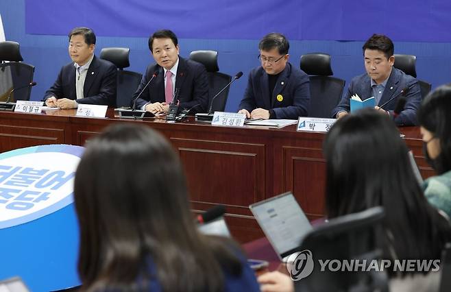 여야, 2+2 예산안 협상 재개 (서울=연합뉴스) 이정훈 기자 = 국민의힘 성일종 정책위의장이 4일 오후 국회 의원회관에서 열린 여야 2+2 예산안 협의에서 발언하고 있다. 왼쪽부터 국민의힘 이철규 예결위 간사·성일종 정책위의장, 더불어민주당 김성환 정책위의장·박정 예결위 간사. 2022.12.4 uwg806@yna.co.kr