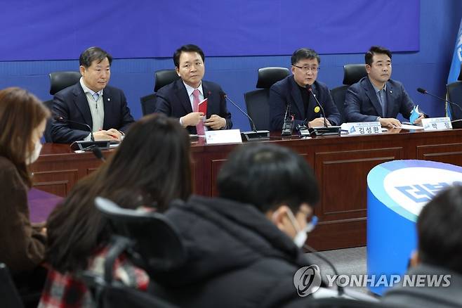 여야, 2+2 예산안 협상 재개 (서울=연합뉴스) 이정훈 기자 = 더불어민주당 김성환 정책위의장이 4일 오후 국회 의원회관에서 열린 여야 2+2 예산안 협의에서 발언하고 있다. 왼쪽부터 국민의힘 이철규 예결위 간사·성일종 정책위의장, 더불어민주당 김성환 정책위의장·박정 예결위 간사. 2022.12.4 uwg806@yna.co.kr