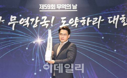 디엑스앤브이엑스 박세준 해외사업본부장이 수출의 탑을 수상하고 있다.(사진=디엑스앤브이엑스)