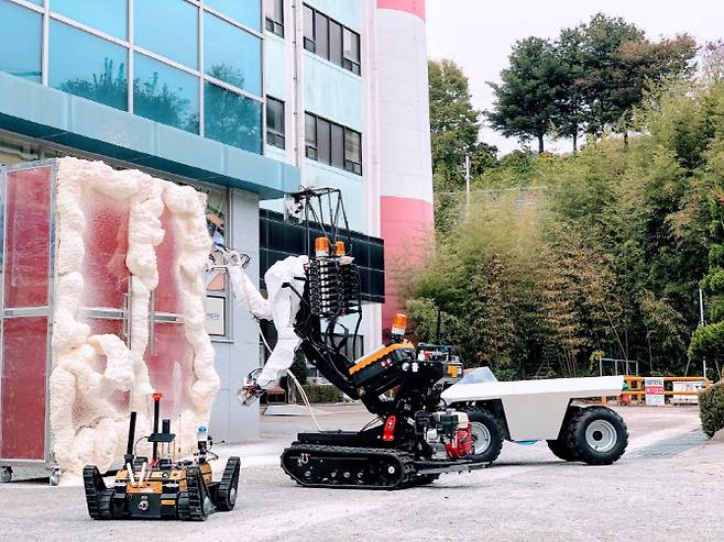 방사능 방재훈련에서 한국원자력연구원이 개발한 로봇이 활약하고 있다.(사진=한국원자력연구원)