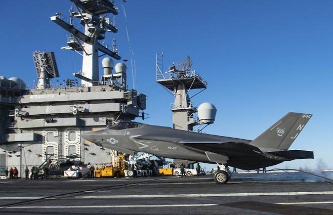 F-35C 스텔스기가 항공모함 니미츠함(CVN 68)에 착륙하고 있다. (출처=미 해군 홈페이지)