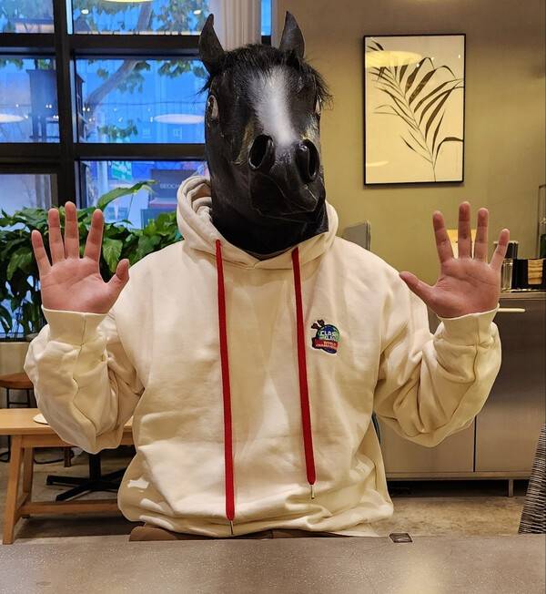 '말 가면'을 쓰고 사진을 찍은 '클래시 오브 클랜' 한국 1위 유동휘. 사진=박명기