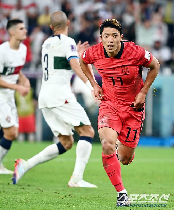 황희찬이 2일(한국시간 3일) 카타르 도하 에듀케이션 시티 스타디움에서 열린 2022 FIFA 카타르 월드컵 조별리그 H조 3차전 포르투갈과 경기에서 역전골을 넣은 후 환호하고 있다. 알라이얀(카타르)=송정헌 기자songs@sportschosun.com/2022.12.03/