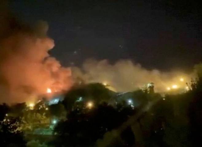 반정부 시위대들이 구금된 이란 테헤란의 에빈교도소에서 지난 10월15일(현지시간) 발생한 화재로 화염이 치솟고 있다. (사진출처:로이터)