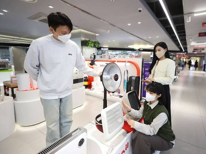 서울 롯데하이마트 대치점에서 모델들이 겨울 가전을 소개하고 있다. (사진제공=롯데하이마트)