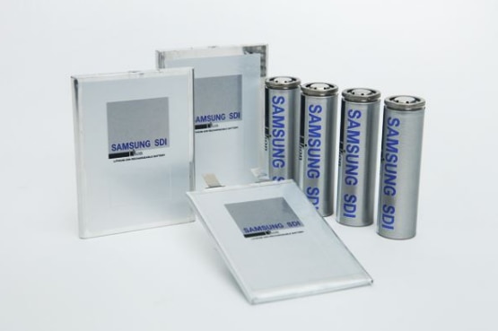 삼성SDI 소형 리튬2차전지 라인업. (왼쪽부터 시계방향으로) 각형, 원통형, 파우치형./삼성SDI 제공