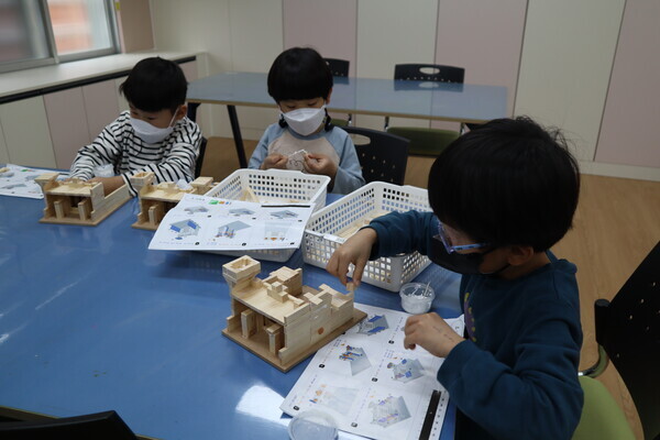 월전초등학교 학생들이 건축교실 수업에 참여하고 있다. 사진=충남교육청 제공