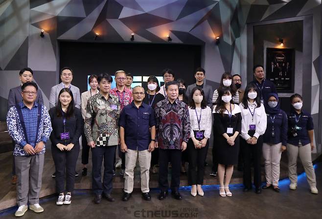 인도네시아 자카르타 넷TV 본사 스튜디오에서 데디 수다리얀또 넷TV CEO(앞줄 왼쪽 네번째), 김재현 문화체육관광부 콘텐츠정책국장(〃 세번째), 조현래 한국콘텐츠진흥원 원장(〃 다섯번째)과 한국 방송·제작사 관계자 등이 사진촬영을 하고 있다.