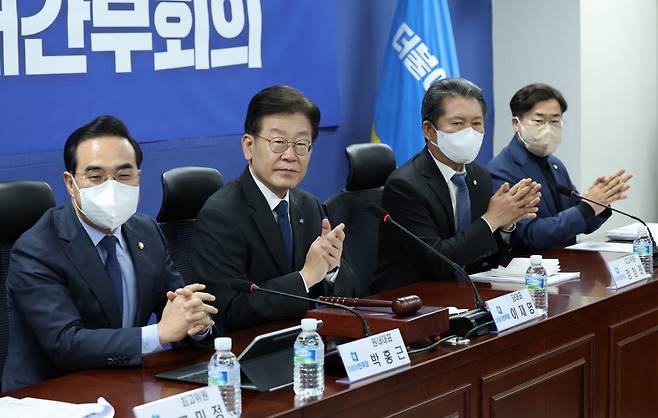 더불어민주당 이재명 대표와 박홍근 원내대표가 2일 국회 의원회관에서 열린 확대 간부회의에 참석해 있다. 연합뉴스