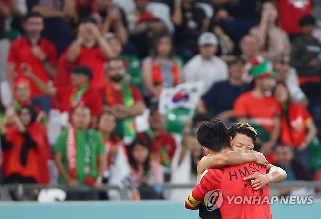 3일 오전(한국시간) 카타르 알라이얀의 에듀케이션 시티 스타디움에서 열린 2022 카타르 월드컵 조별리그 H조 3차전 대한민국과 포르투갈 경기. 황희찬이 역전 결승골을 넣은 뒤 패스를 해준 손흥민과 포옹하고 있다. (연합뉴스)