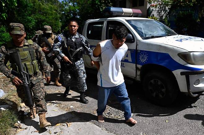 엘살바도르 '범죄조직 소탕' 작전 중 연행되는 한 남성 (소야팡고[엘살바도르] AFP=연합뉴스) 3일(현지시간) 엘살바도르 외곽 도시 소야팡고에서 범죄조직원을 수색하던 군인들이 한 남성을 연행하고 있다. 이날 당국은 약 1만여 명의 병력을 투입해 도시를 봉쇄하고 범죄조직 단속에 들어갔다. 소야팡고는 엘살바도르 범죄조직원들의 중심 활동지로 알려져 있다. 출처 연합뉴스