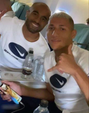 손흥민과 같은 소속팀인 루카스 모우라와 히샬리송(오른쪽)도 월드컵 트로피 사진을 휴대폰 배경화면으로 설정했다. 출처=트위터