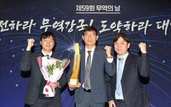 현대무벡스 윤대일 해외영업본부장(가운데)이 5일 서울 강남구 코엑스에서 열린 ‘제59회 무역의 날’ 기념식에서 ‘3000만불 수출의 탑’ 상패를 받았다. 현대무벡스 제공