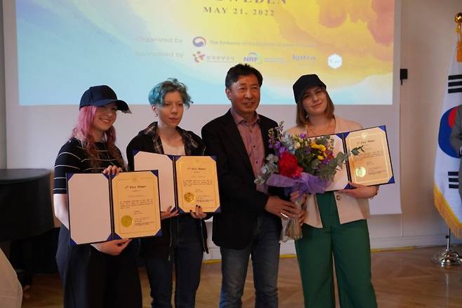 지난 5월 21일(현지시간) 스웨덴 스톡홀름 주스웨덴 대한민국 대사관에서 열린 '퀴즈온 코리아-스웨덴 예선전'에서 하태역 대사(오른쪽 두번째)와 수상자들이 기념촬영을 하고 있다. 주스웨덴 한국대사관 제공