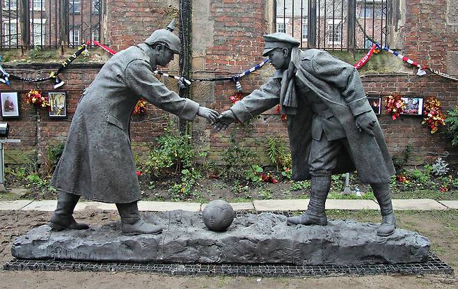제1차 세계대전 첫해인 1914년 12월25일, 벨기에 전선에서 참호전 대치 중이던 영국군과 독일군 병사들이 ‘크리스마스 휴전’을 하고 축구를 즐긴 해프닝이 있은 지 꼭 100년이 흐른 2014년 12월, 영국 리버풀 세인트 루크 성당 마당에 당시 장면을 재연한 조각상이 세워졌다. Flickr