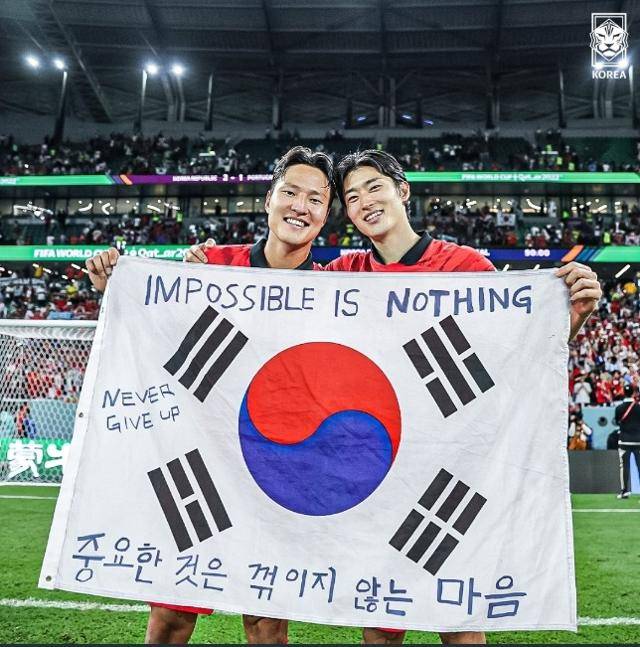 3일 새벽 한국 축구 국가대표팀이 2022 카타르 월드컵 조별리그 포르투갈과의 경기에서 승리하면서 16강행 티켓을 거머쥐었다. 16강행이 확정되는 순간 조규성(왼쪽), 권경원 선수가 관중석에서 전해 준 태극기를 들고 기쁨을 만끽하고 있다. 두 선수가 든 태극기에는 최근 MZ세대 사이에서 유행하는 '중요한 것은 꺾이지 않는 마음'이라는 문구가 적혀 있어 눈길을 끌었다. 대한축구협회(KFA) 트위터 캡처