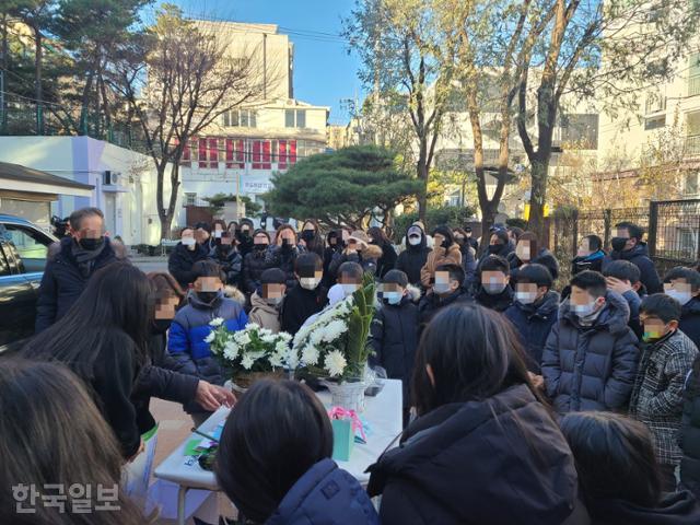 5일 오전 서울 강남구 청담동 언북초등학교 앞에서 학생들이 스쿨존 사고로 숨진 친구에게 마지막 인사를 하고 있다. 이유진 기자