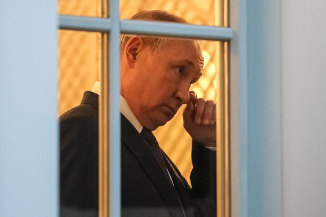 블라디미르 푸틴 러시아 대통령이 지난 6월 소치에서 창밖을 내다보고 있다. 소치=타스 연합뉴스
