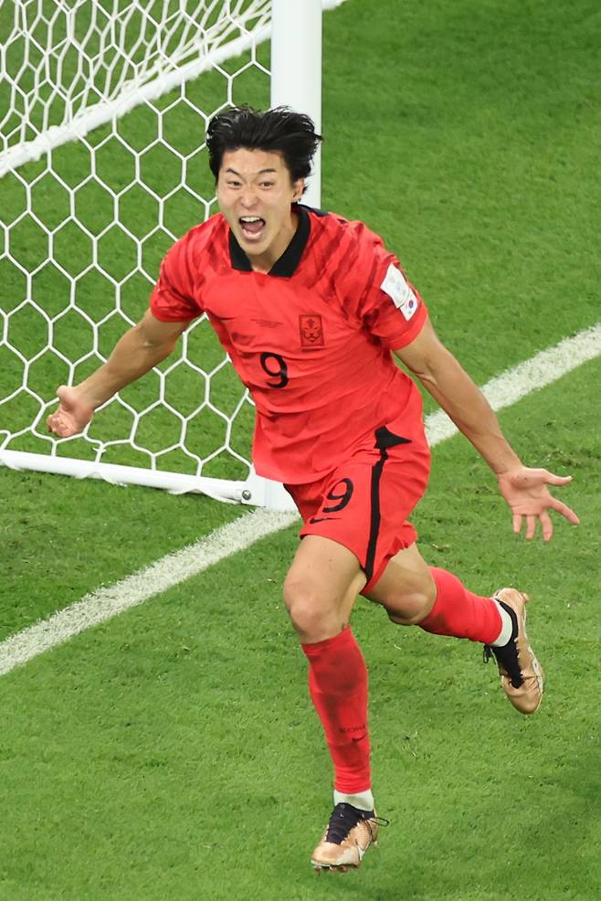 환호하는 조규성   (알라이얀=연합뉴스) 김주성 기자 = 28일 오후(현지시간) 카타르 알라이얀의 에듀케이션 시티 스타디움에서 열린 2022 카타르 월드컵 조별리그 H조 2차전 대한민국과 가나의 경기.   조규성이 선제골에 이어 동점 헤더골을 넣은 뒤 환호하고 있다. 2022.11.24   utzza@yna.co.kr (끝)  〈저작권자(c) 연합뉴스, 무단 전재-재배포 금지〉