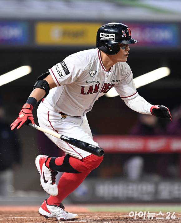 8일 오후 인천 SSG 랜더스필드에서 2022 KBO리그 포스트시즌 한국시리즈 키움 히어로즈 대 SSG 랜더스의 6차전 경기가 열렸다. SSG 추신수가 3회말 1사 안타를 치고 있다. [사진=김성진 기자]